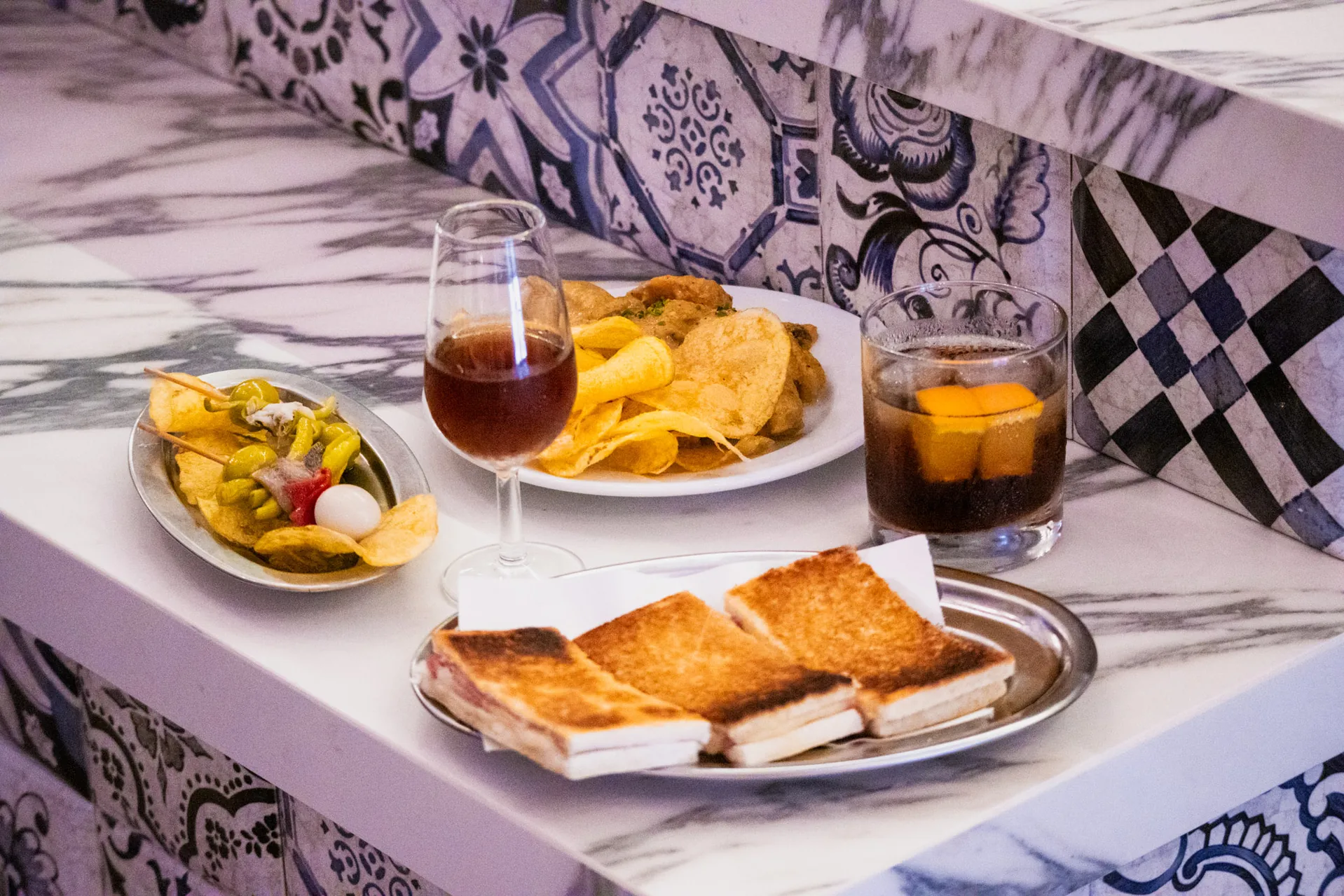 aperitivo-andaluz-en-barra-de-azulejos