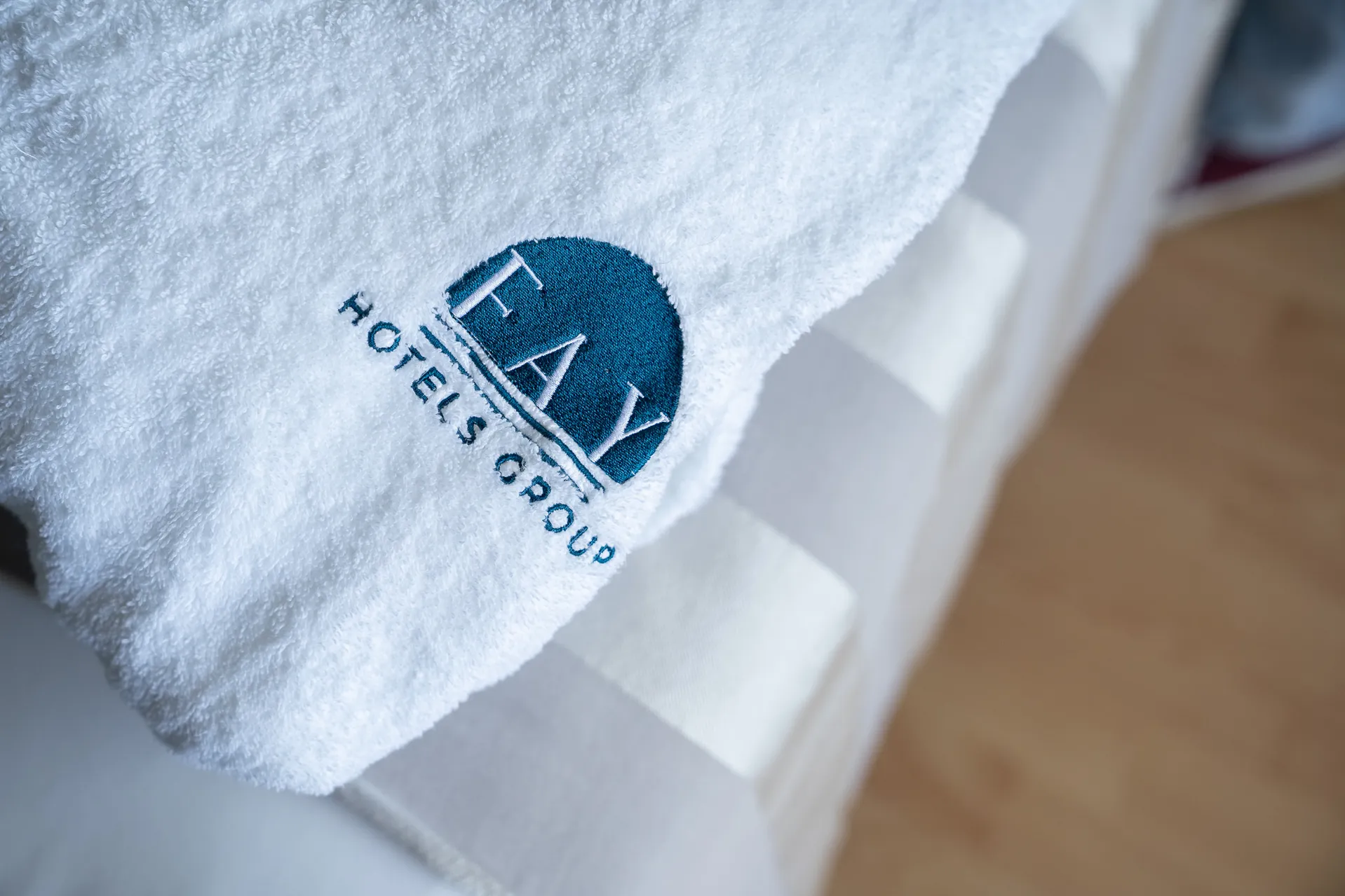detalle-toalla-logo-hotel-fay