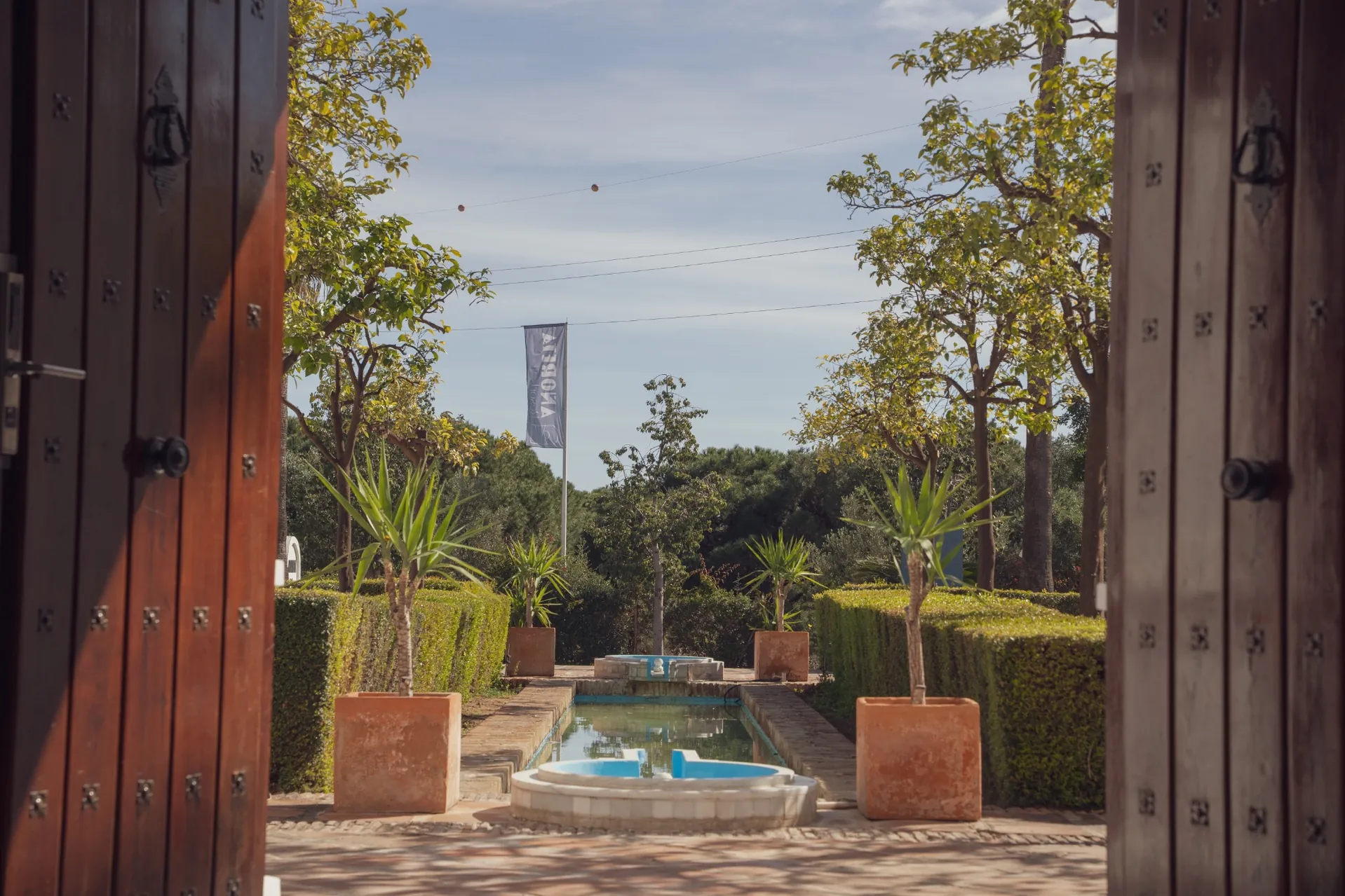 entrada-jardin-hotel-anoreta-suites