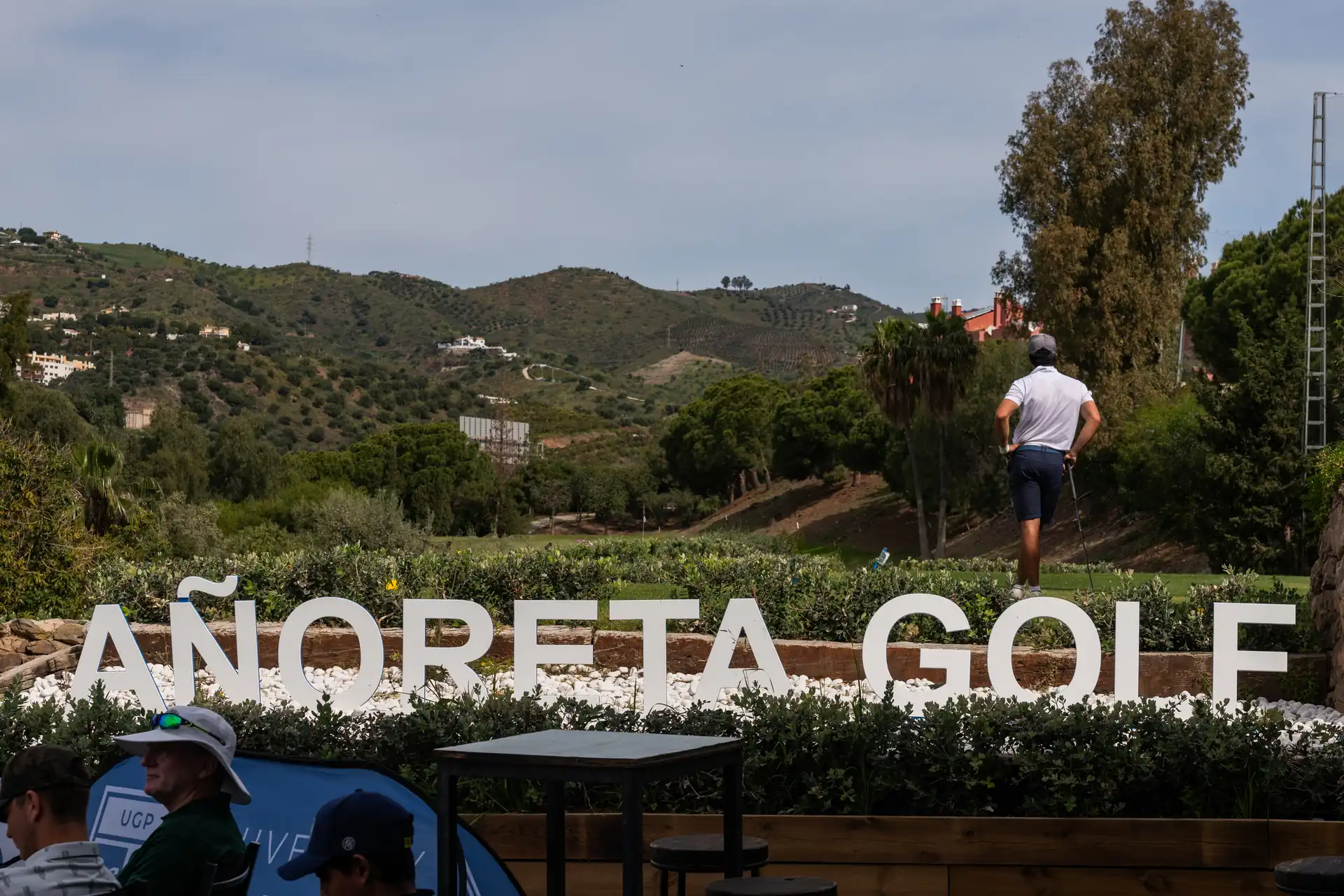 jugador-de-golf-en-anoreta-golf-con-vista-a-las-montanas