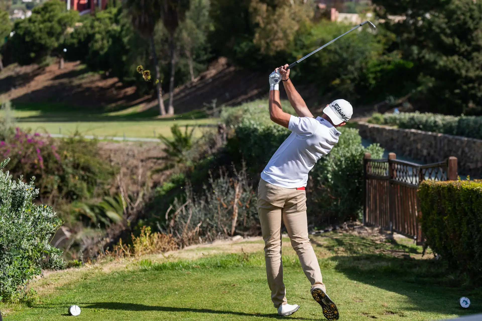 jugador-golpeando-la-bola-en-green-anoreta
