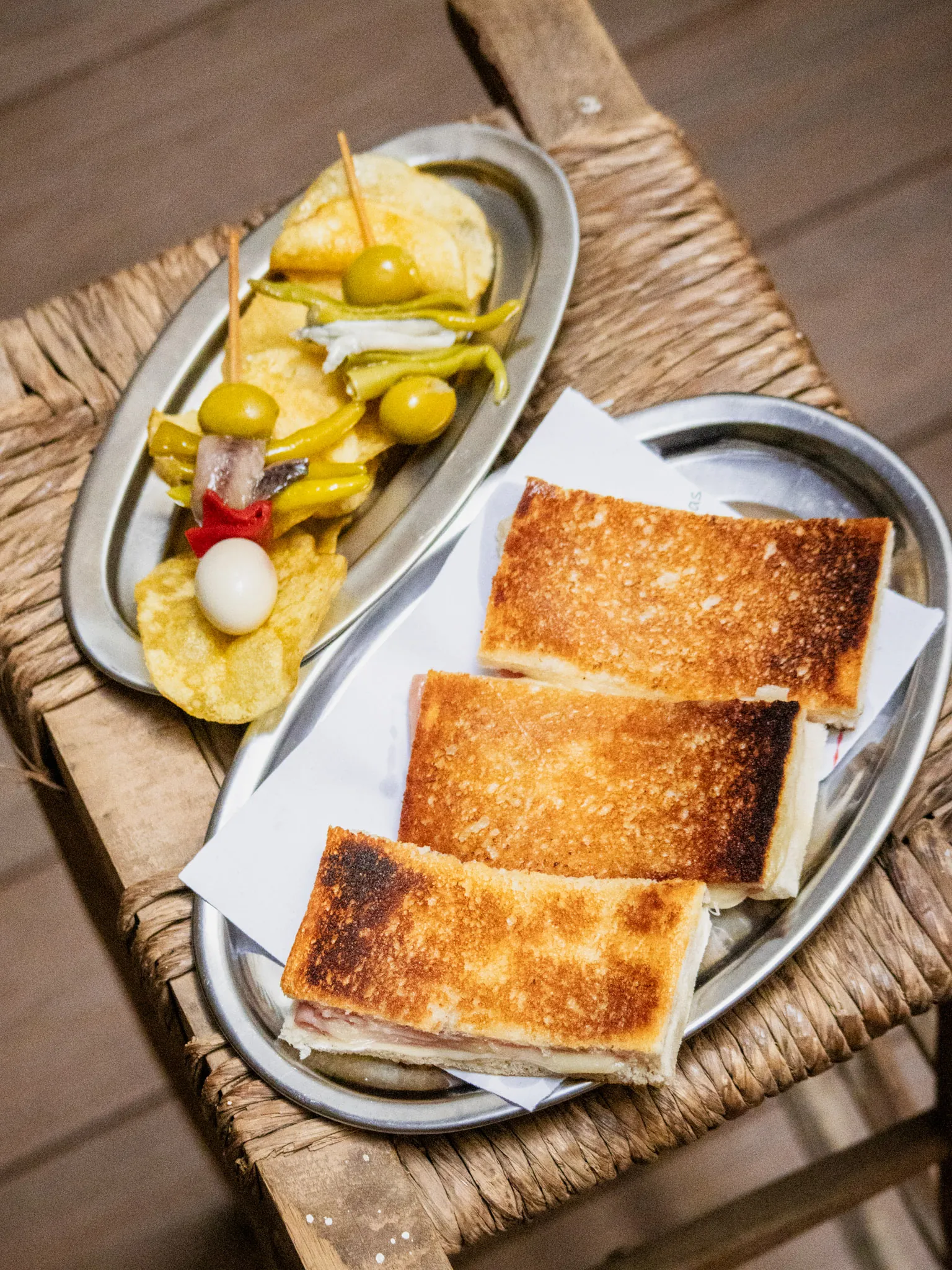 montaditos-y-gildas-en-taberna-andaluza