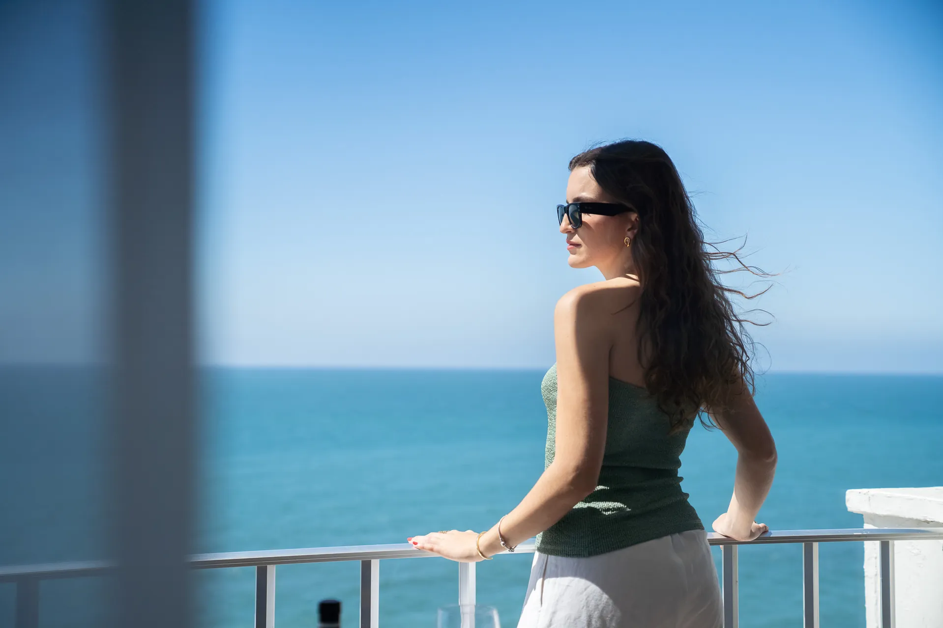 mujer-balcon-vista-mar-hotel