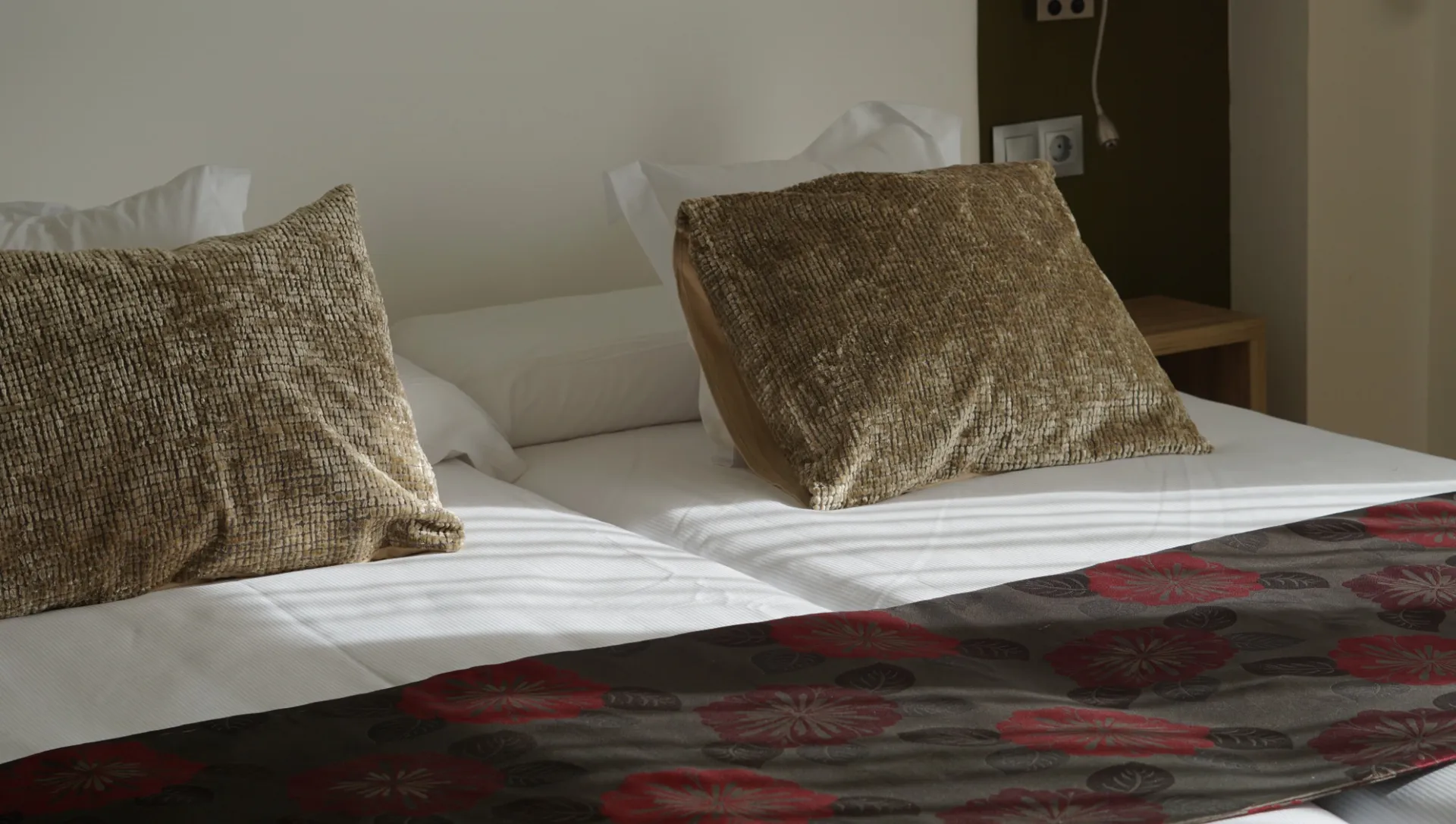 suite-dormitorio-cojines-dorados