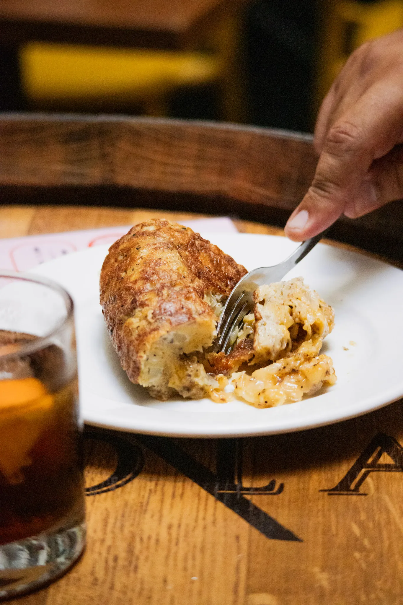 tortilla-rellena-jugosa-en-taberna